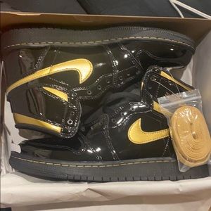 New Jordan 1 Gold and Black size 7y